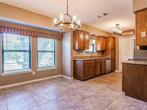 5th image of 303 Valley Trail Dr