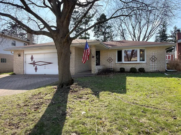 914 S Robert Dr, Mount Prospect, IL 60056