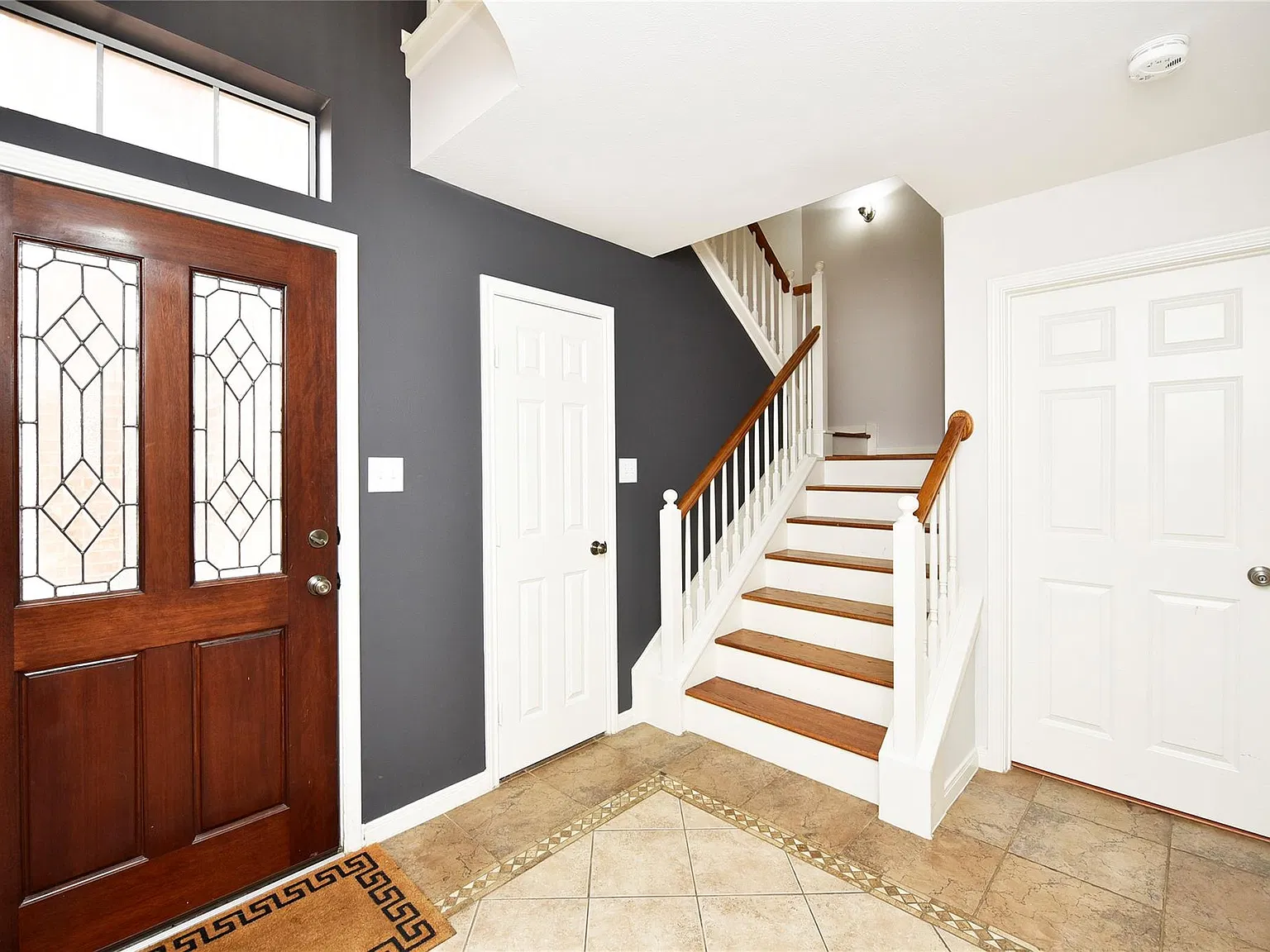 3 bed, 3.5 bath, 2390 sqft, $2,800 — Photo 2