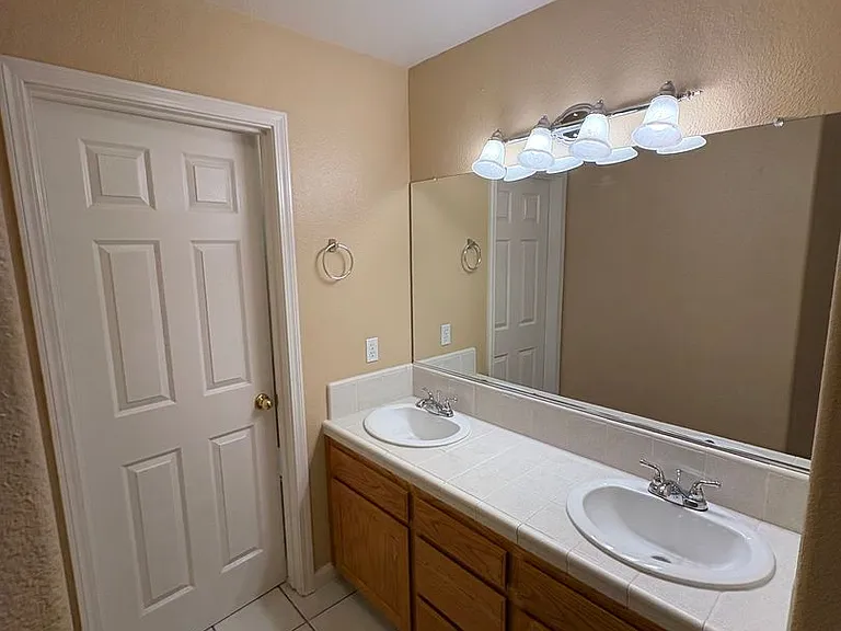 703 W Russell Ave — Photo 20