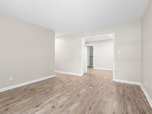 5th image of 211 Woodview Ave #A