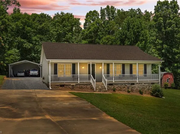 725 Old Castle Dr, Randleman, NC 27317