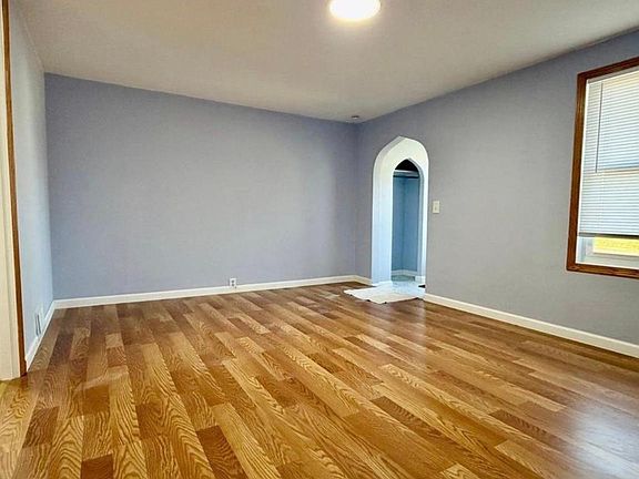 4th image of 714 S Elm St