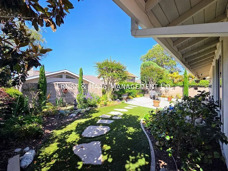 10835 Slater Ave — Photo 29
