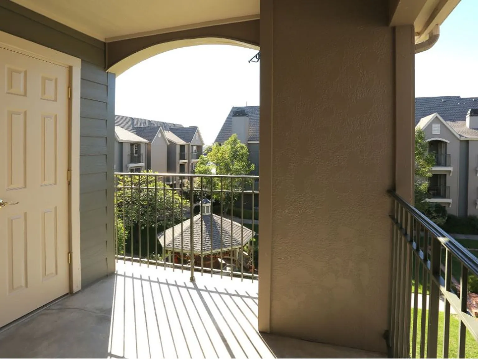 The Chesterfield - Now Offering $300 Off Move-In Costs! *1 Bedroom Units Only* — Photo 2