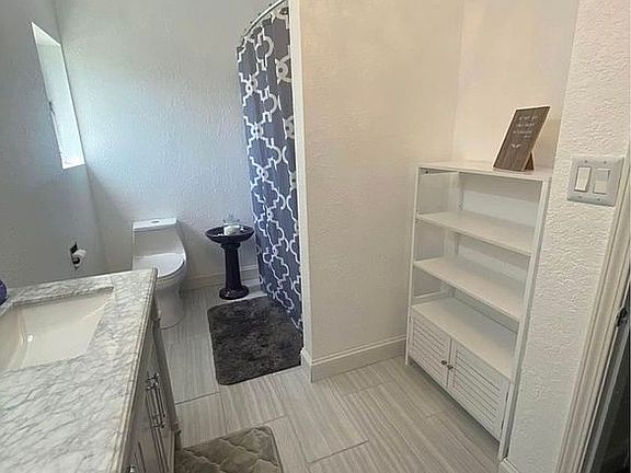 4th image of 215 Castillian Blvd