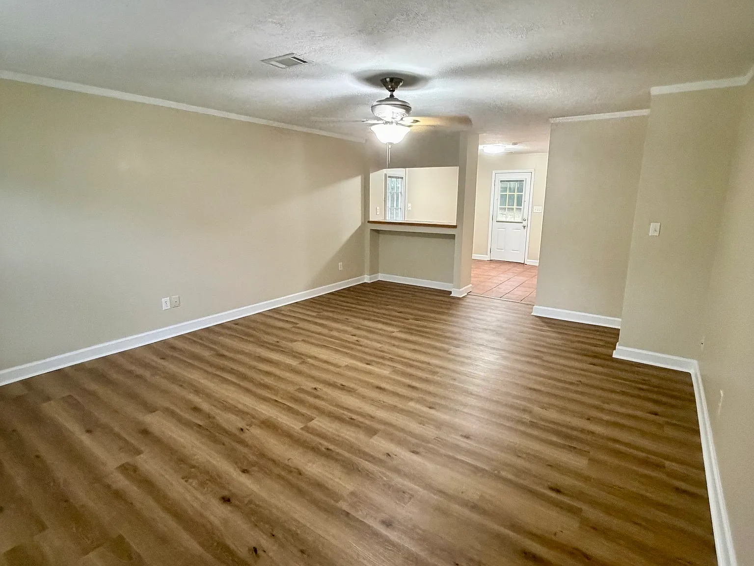 3 bed, 2.0 bath, 1230 sqft, $1,550 — Photo 3