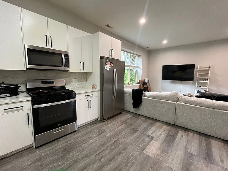 3132 S Lituanica Ave — Photo 4