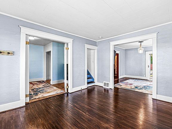 5th image of 829 E 5th St