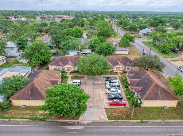 622 S Oak St, Pearsall, TX 78061