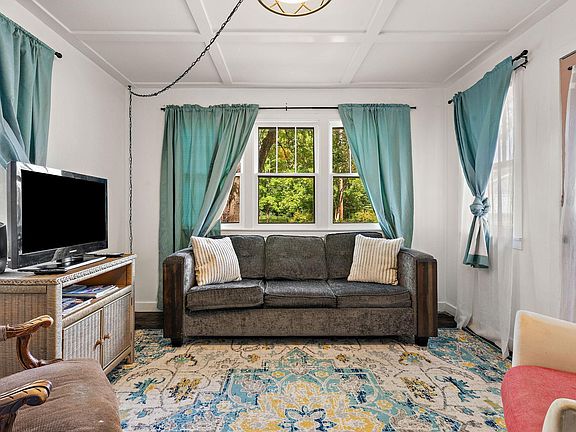 3rd image of 3967 Brown St