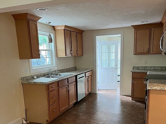 3rd image of 76 Pine Ave