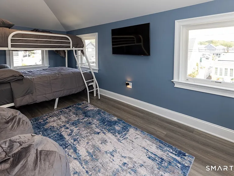 57 Swan Ave — Photo 33