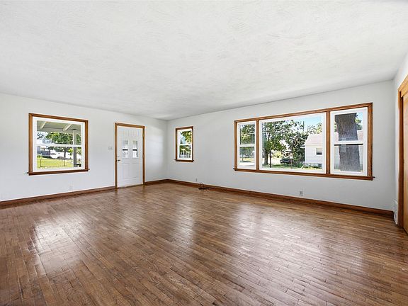 5th image of 835 12th St NE
