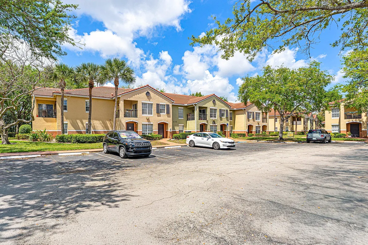 Building Photo - 10336 Fox Trail Rd S #1305