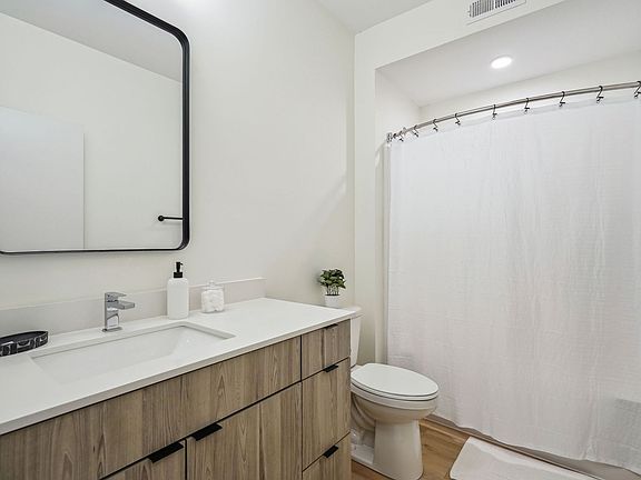 5th image of 3027 James Ave S #103