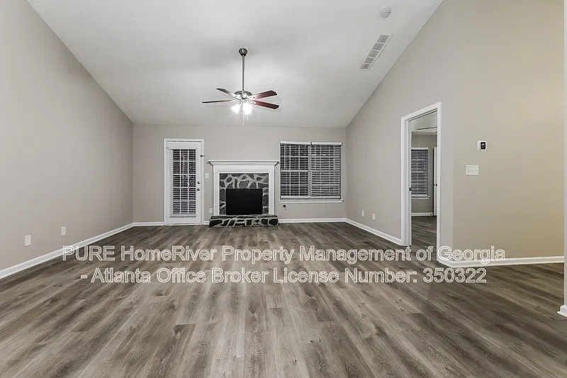 3 bed, 2.0 bath, 1381 sqft, $1,955 — Photo 2