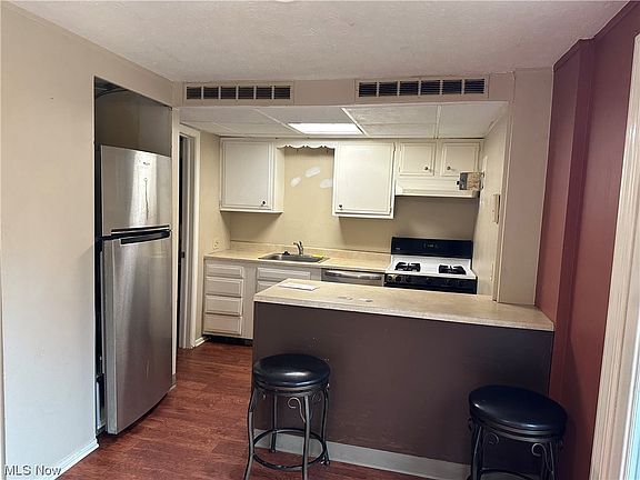 3rd image of 1651 Mentor Ave #U-410
