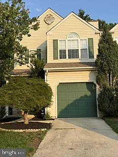 922 Glackens Ln — Photo 2