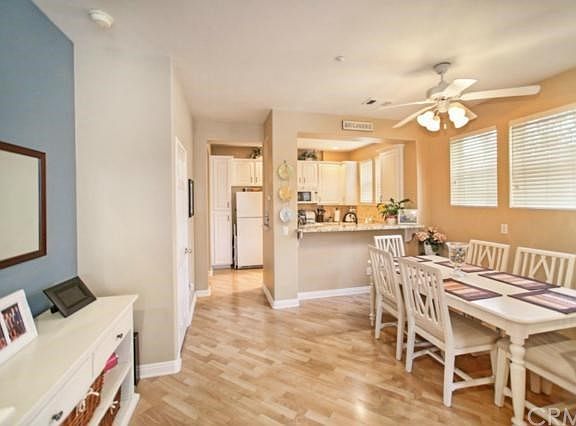 Dining area with ceiling fan - accommodates large table