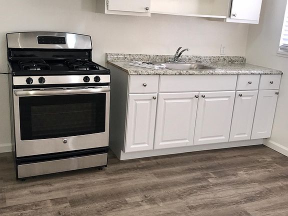 New floors, stainless steel oven/stove