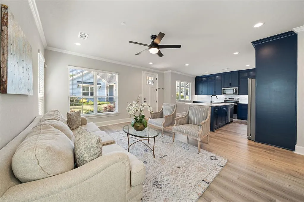 3 bed, 2.0 bath, 1339 sqft, $2,650 — Photo 2