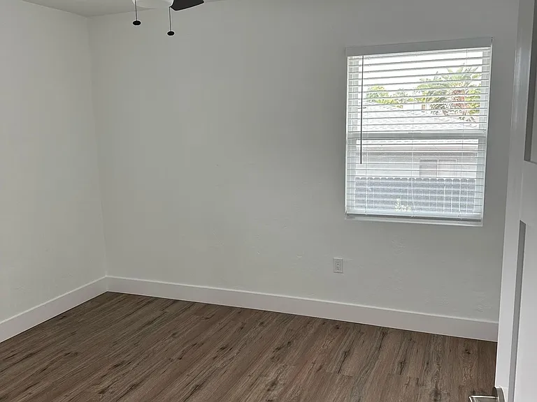 137 E D St — Photo 19