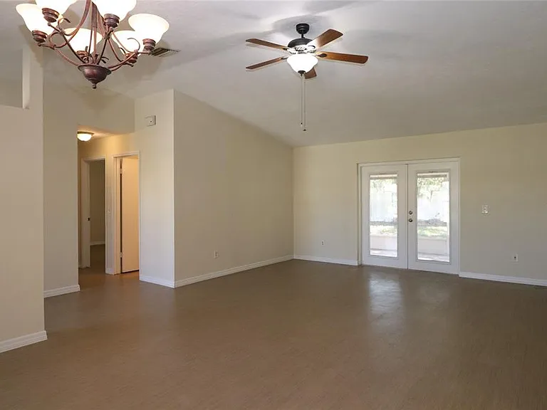 907 Primrose Ter — Photo 4