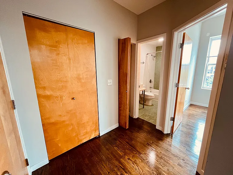 2824 W Armitage Ave — Photo 12