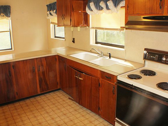 5th image of 2035 East Cir