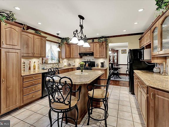 3rd image of 62 Caitlin Dr