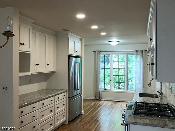 2nd image of 48 Stonegate Dr