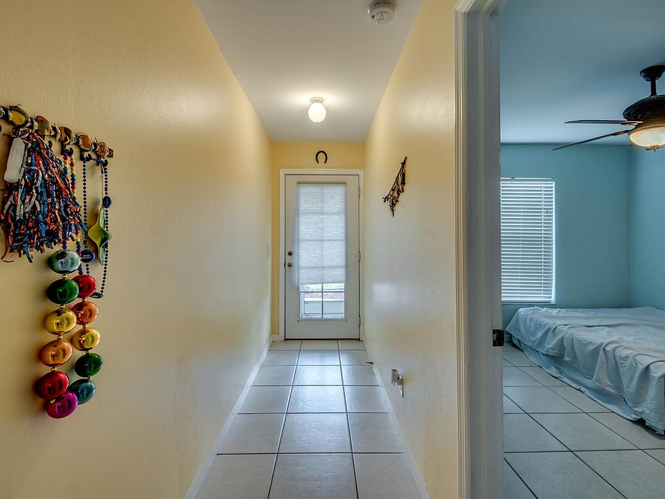 1st image of 1402 SE 6th Ave #1402