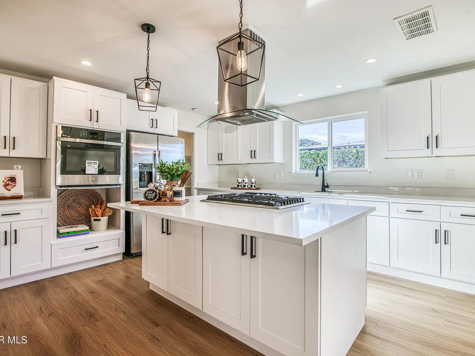 3 bed, 2.0 bath, 2112 sqft, $3,100 — Photo 3