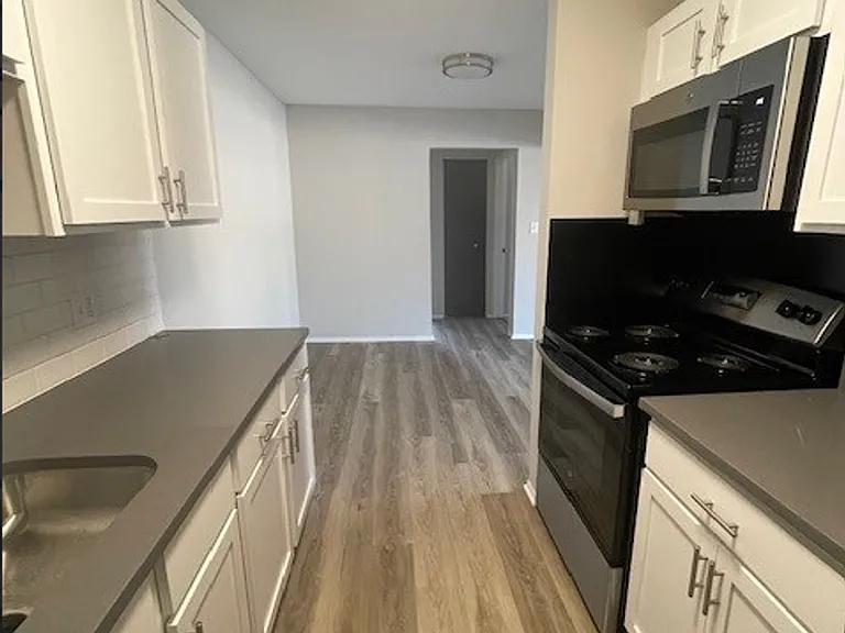 333 Marshall Apartments — Photo 8