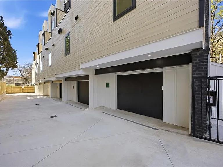 Markham St SW — Photo 35