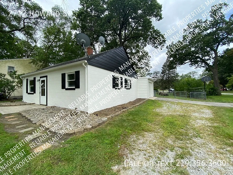 2712 Howard St photo 1