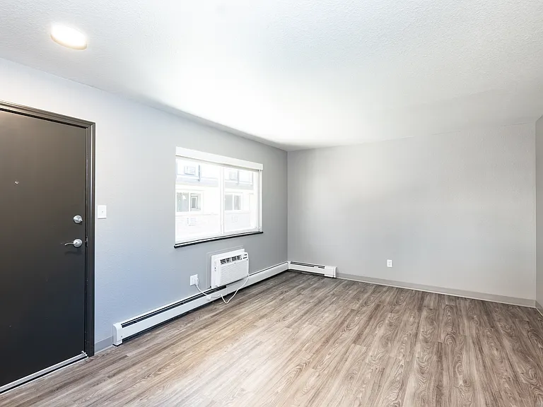 Caesar Square Apartments — Photo 13