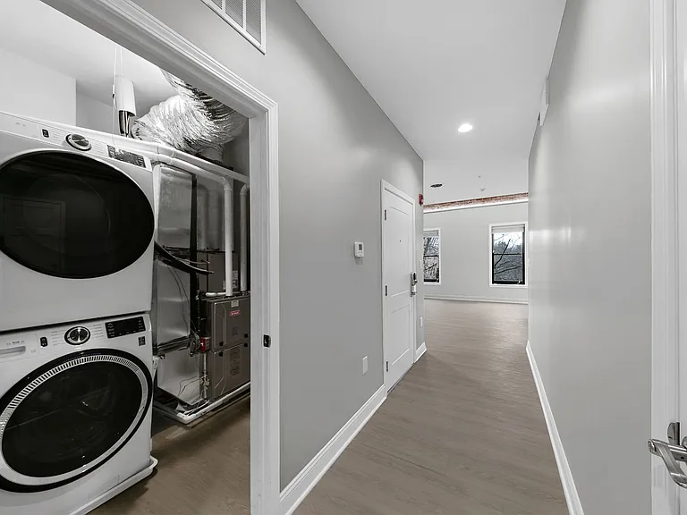 560 Madison Ave — Photo 13