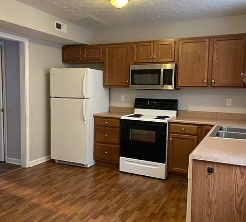 Kitchen. Stove, Fridge with ice maker. Microwave, dishwasher