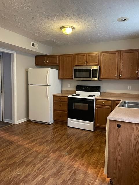 Kitchen. Stove, Fridge with ice maker. Microwave, dishwasher