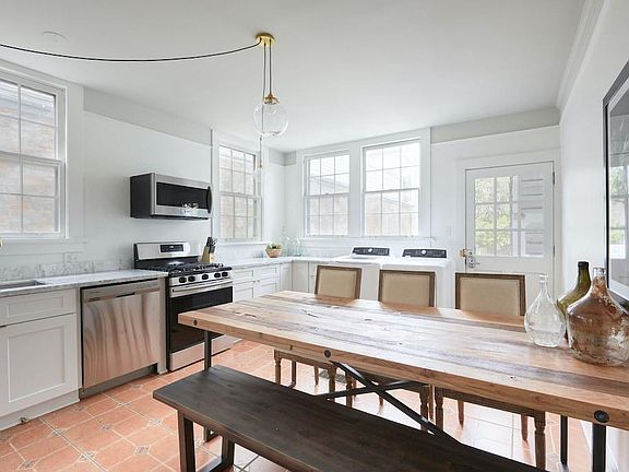 3rd image of 1018 Mandeville St