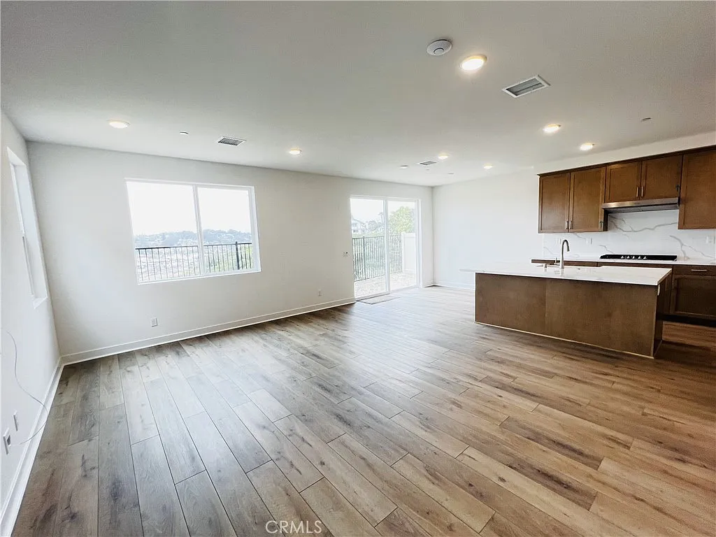 4 bed, 2.5 bath, 2295 sqft, $6,500 — Photo 4