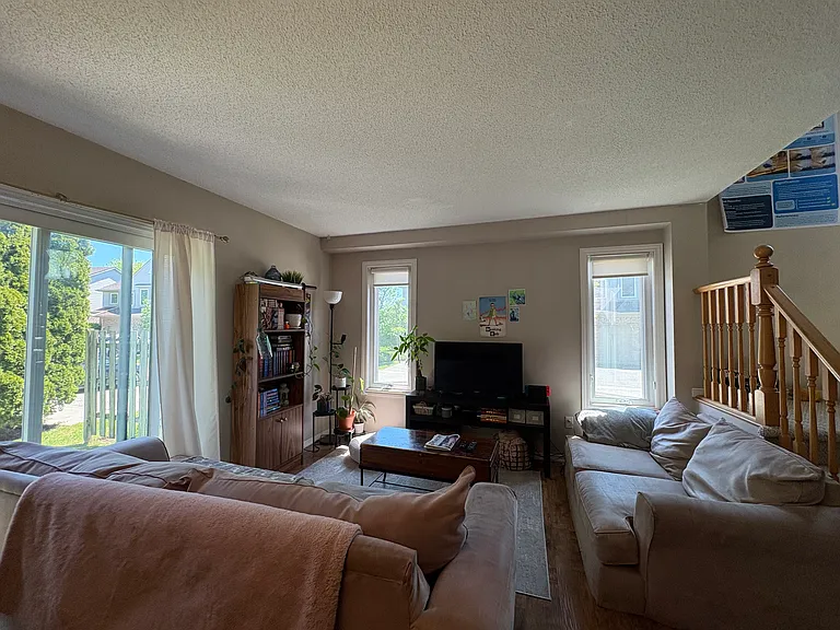 51 Roehampton Cres — Photo 5