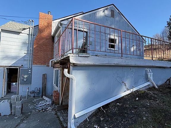 5th image of 1275 NE Valley Rd