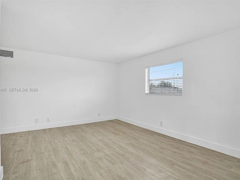 114 SE 8th St #105 — Photo 11