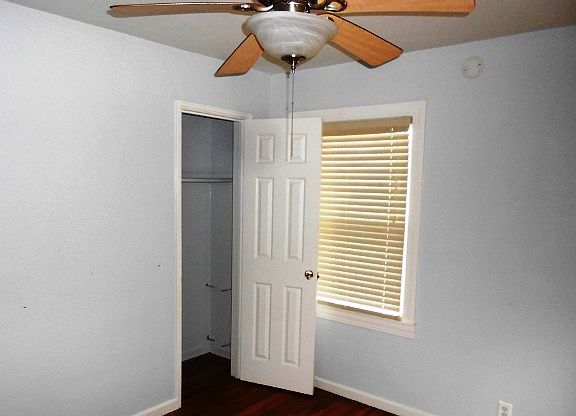 5th image of 4642 Farrington Ave