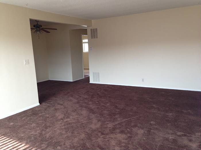 Living room/dining area