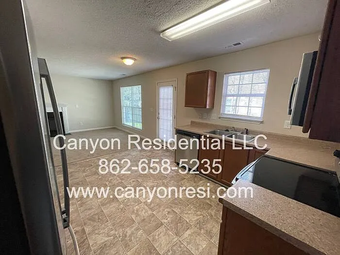 4 bed, 2.5 bath, 1944 sqft, $1,985 — Photo 4