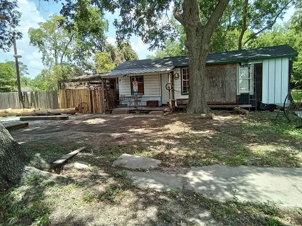 6538 Railroad St, Wallis, TX 77485